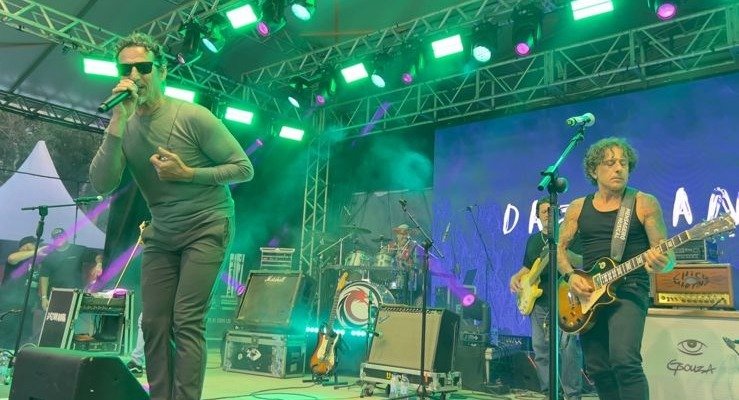 No final da tarde deste sábado, dia 30, a banda Dazaranha fez um show inesquecível em Araranguá, agitando o público com muita música e animação! O evento fez parte do lançamento do álbum Entre Cantos, e nossa cidade teve a honra de ser uma das escolhidas para receber essa apresentação especial. A Administração Municipal de Araranguá foi parceira dessa grande iniciativa, que não só celebrou a cultura, mas também levou vida e movimento à nossa querida praça. ✨ Uma noite para ficar na memória de todos que estiveram presentes!
